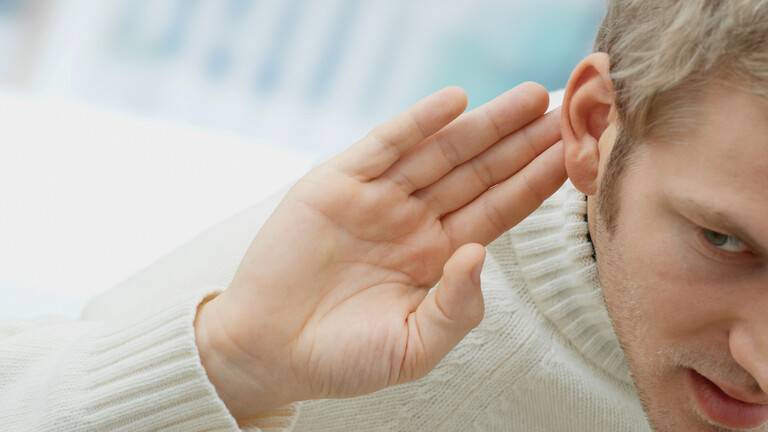 مشروب شائع يمكن أن يقلل من خطر فقدان السمع لدى الرجال دون النساء