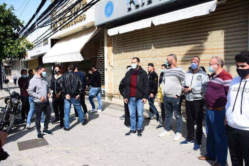 وقفة احتجاجية لتجار صور استنكاراً لعدم استثنائهم من قرار الفتح التدريجي