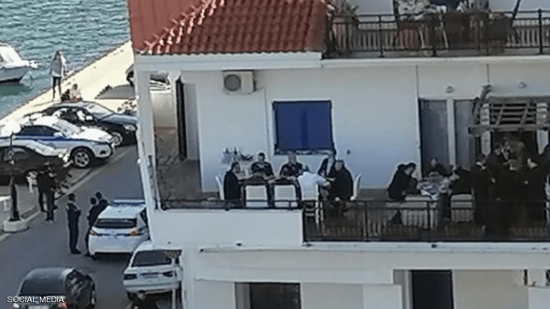 رئيس الوزراء اليوناني يتعرض لهجوم واسع.. والسبب هذه الصورة