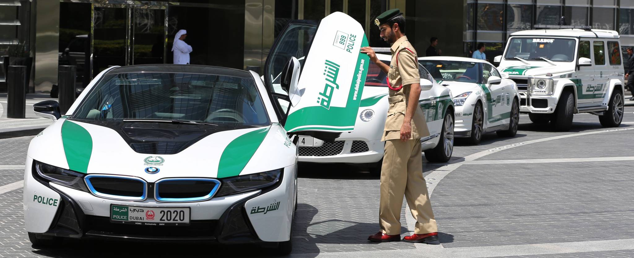 شرطة دبي تقبض على بريطانية شتمت زميلتها في الشقة عبر "واتساب"... والعقوبة ثقيلة