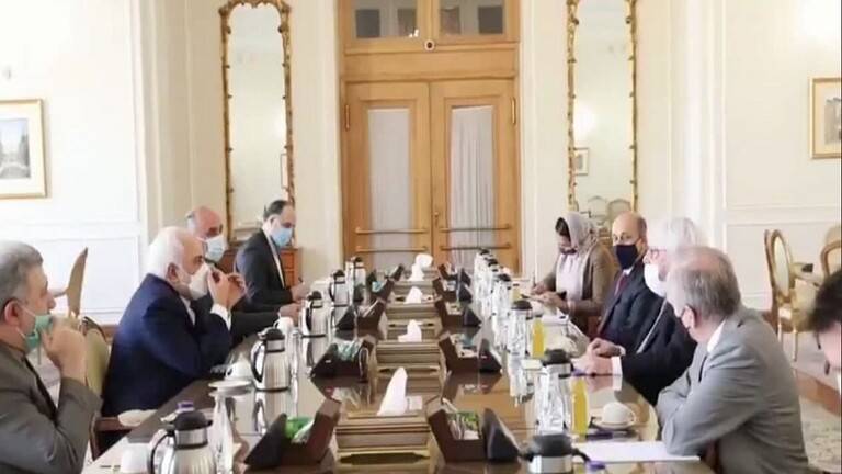 ظريف يبحث مع المبعوث الأممي إلى اليمن الأزمة اليمنية وسبل إيجاد حلّ لإنهائها