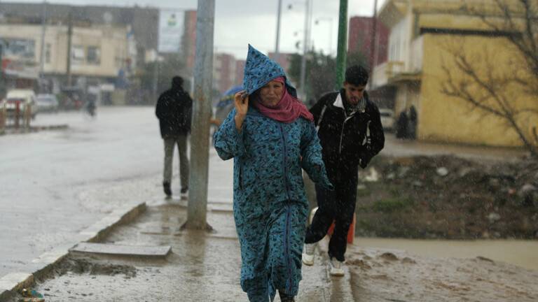 مصرع 24 شخصا بمعمل للنسيج غمرته مياه الأمطار في مدينة طنجة شمالي المغرب