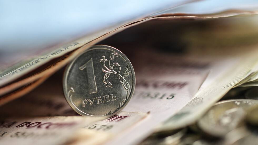 "مورغان ستانلي" يتجاهل مخاطر العقوبات على روسيا ويراهن على ارتفاع الروبل