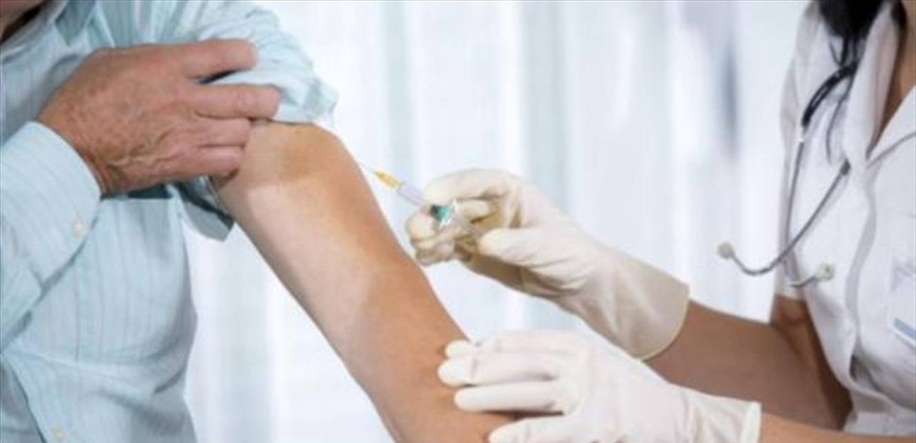 تلقّى بالخطأ 5 جرعات من لقاح كورونا.. ماذا حدث له؟