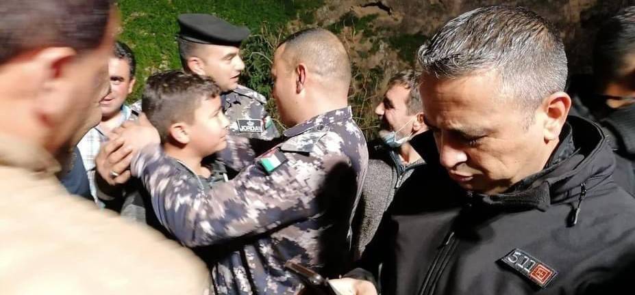 طفل مفقود في الأردن يبحث عن نفسه مع رجال الأمن !!