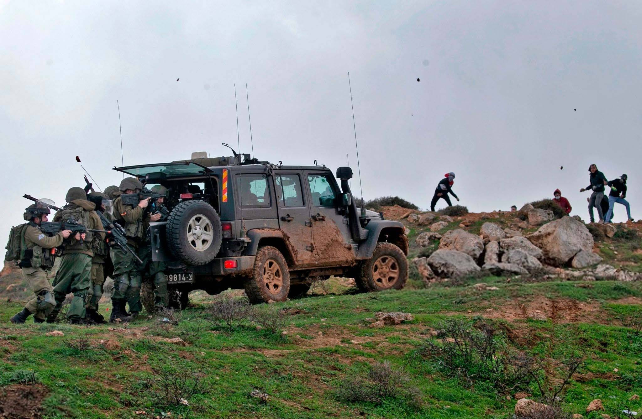 إصابة عشرات الفلسطينيين في مواجهات عنيفة مع الاحتلال وشهيدٌ برصاص المستوطنين في الضفة