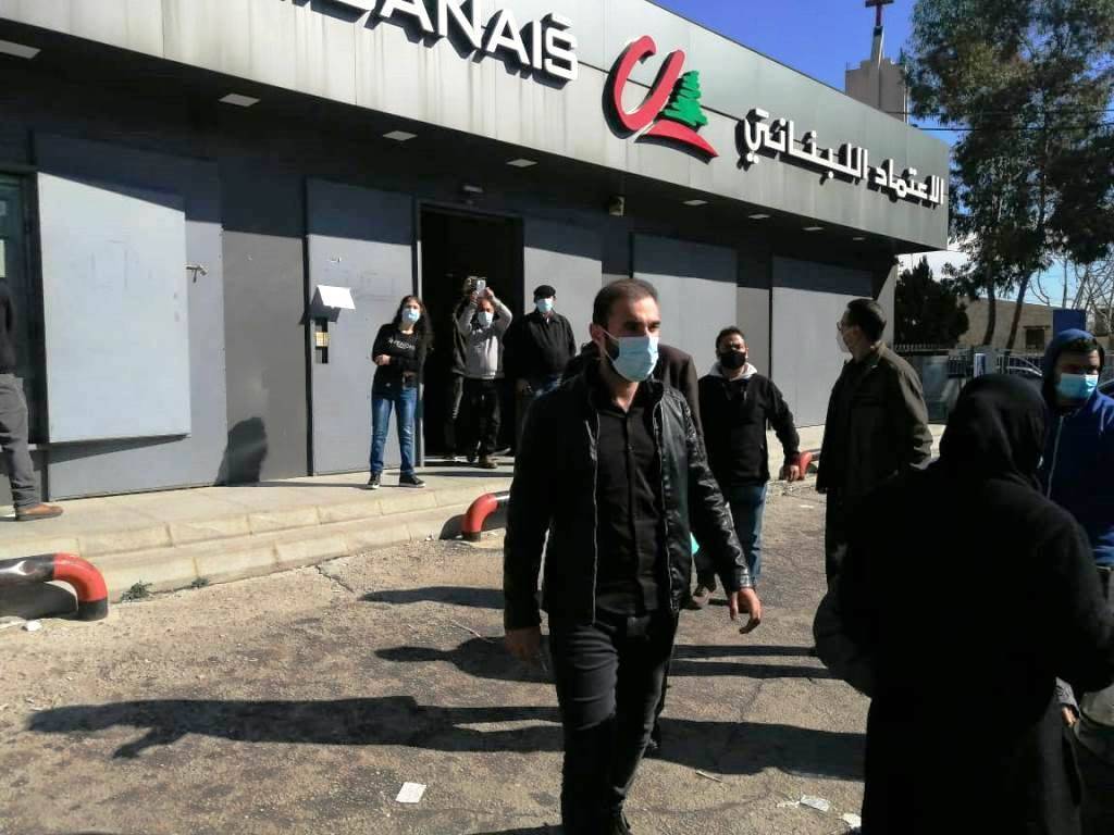 إقتحام مصرف في شتورا من قبل مجموعة من أهالي الطلاب في الخارج...والسبب؟