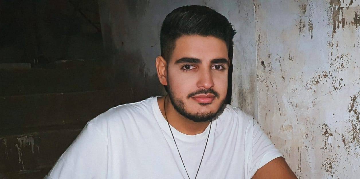 متحدياً الظروف الراهنة..رولان مهنّا يستعد لإطلاق ألبومه الأول!