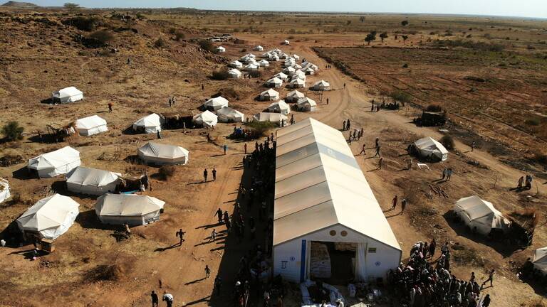 وفد الاتحاد الأوروبي في السودان يتفقد أحوال اللاجئين الإثيوبيين بمخيم راكوبة