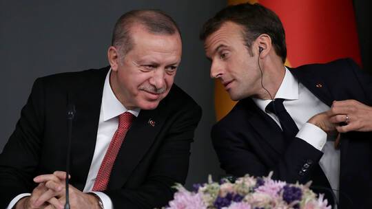 متحدث باسم أردوغان ومستشار ماكرون يجريان محادثات حول شرق المتوسط وسوريا وليبيا