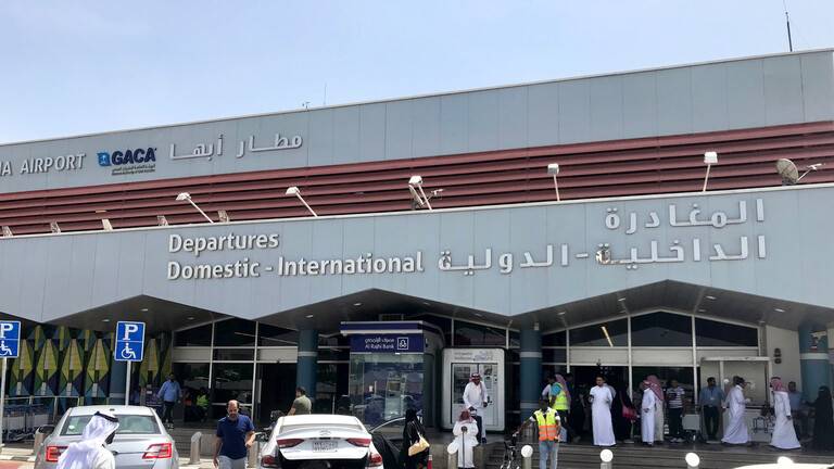 السعودية تتهم الحوثيين بشن هجوم أدّى الى اندلاع حريق بطائرة مدنية في مطار أبها