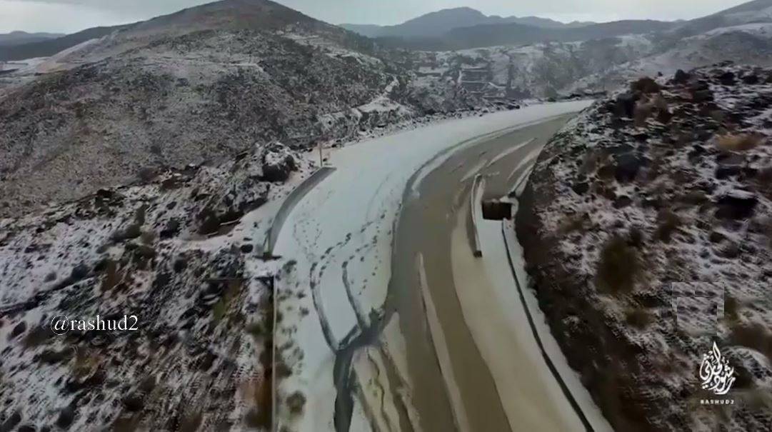 تصوير جوي يظهر  الثلوج تغطي جبال أبها السعودية