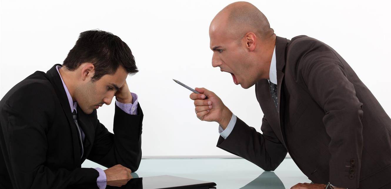 موظّف حاول قتل مديره بـ"لُعاب" مريض "كورونا"!