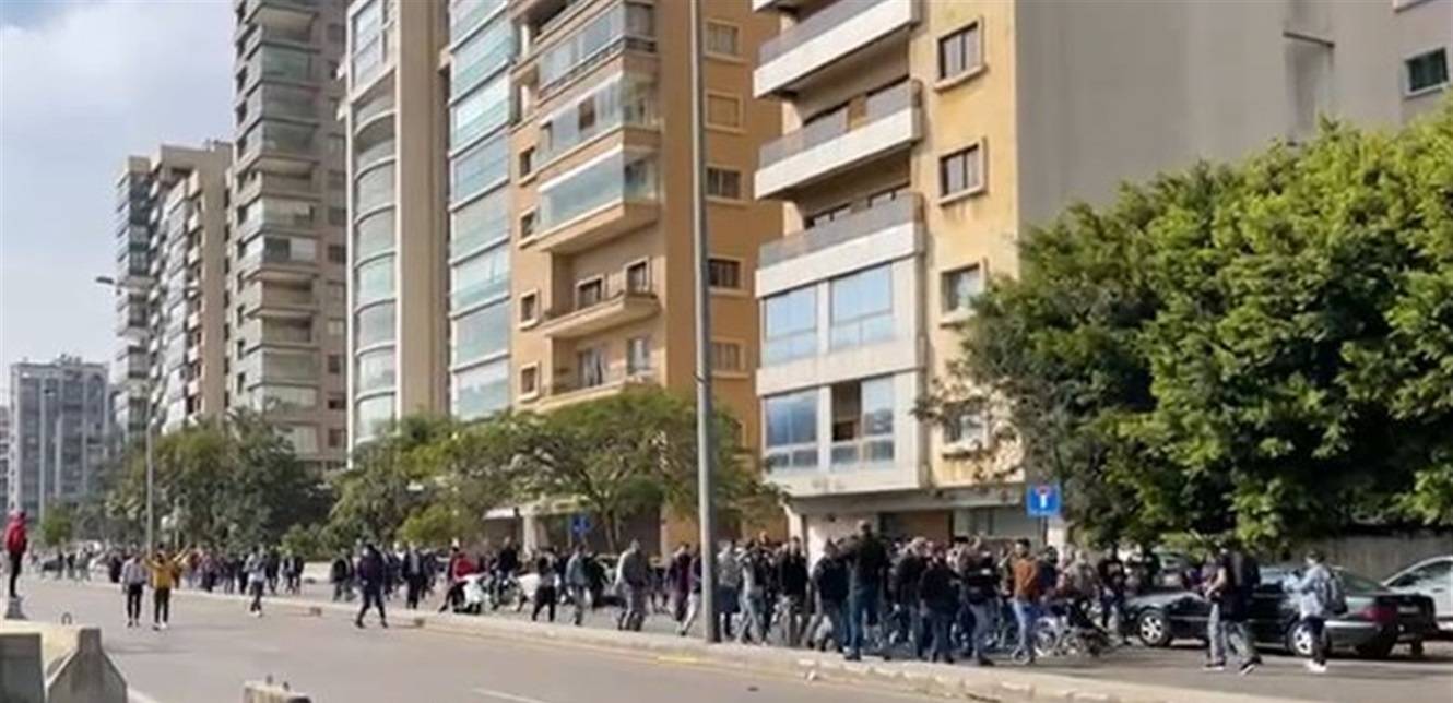 مواجهات بين المتظاهرين والقوى الأمنية أمام "العسكرية" (فيديو)