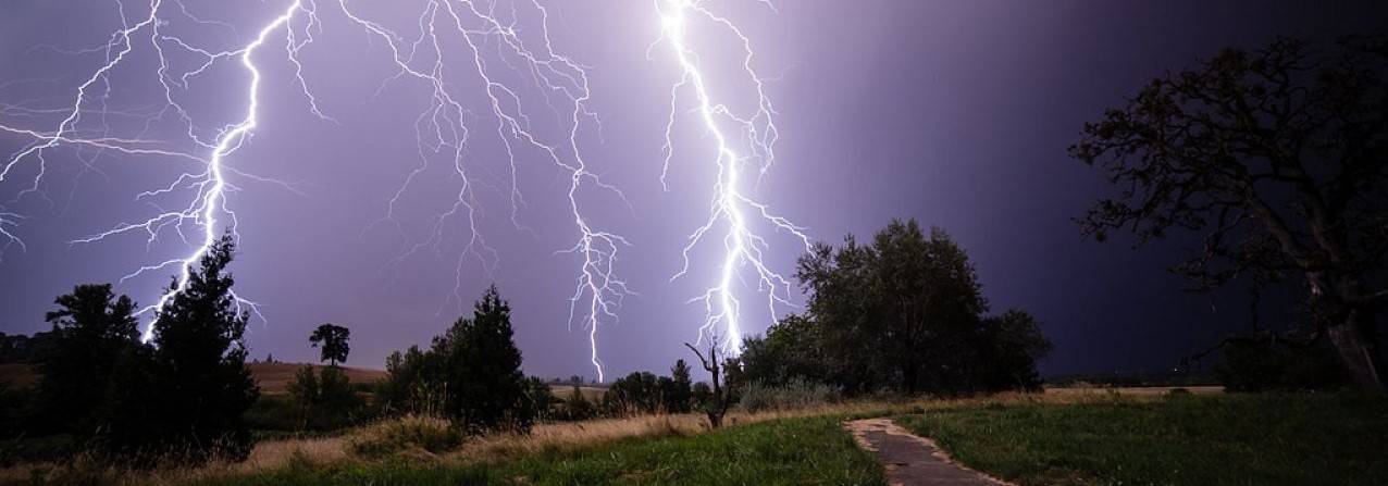 العلماء يكشفون سبب إصابة البرق لأماكن معينة