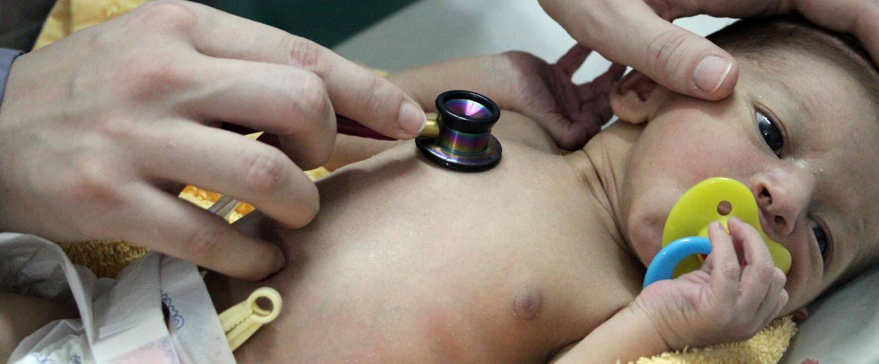 طبيب يبيع مولوداً عجز أهله عن دفع تكاليف عملية الولادة للمستشفى