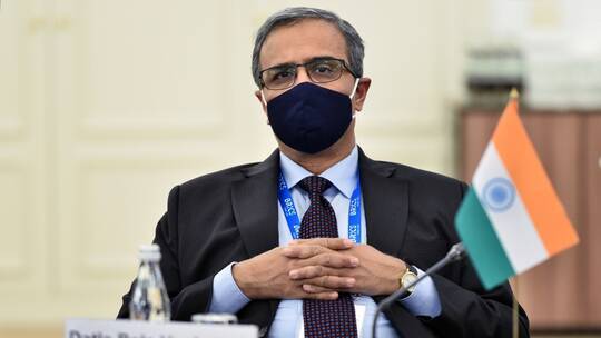 السفير الهندي لدى موسكو يرجح أن تقر بلاده استخدام لقاح "سبوتنيك V" خلال أسابيع