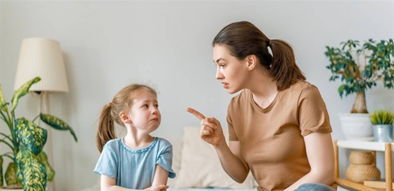 3 محاور رئيسة تستحق المعارك بشأنها مع طفلك