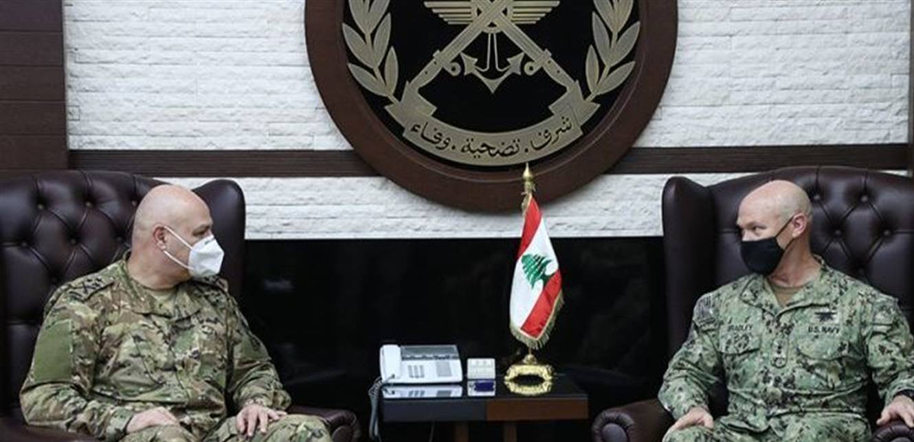 قائد القوات الخاصة في القيادة الوسطى الأميركية يزور قائد الجيش وقاعدة حامات الجوية