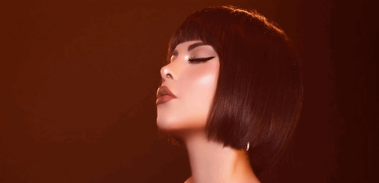 فنانة عربية تثير الجدل من جديد.. صوبت مسدساً نحو وجهها! (صورة)