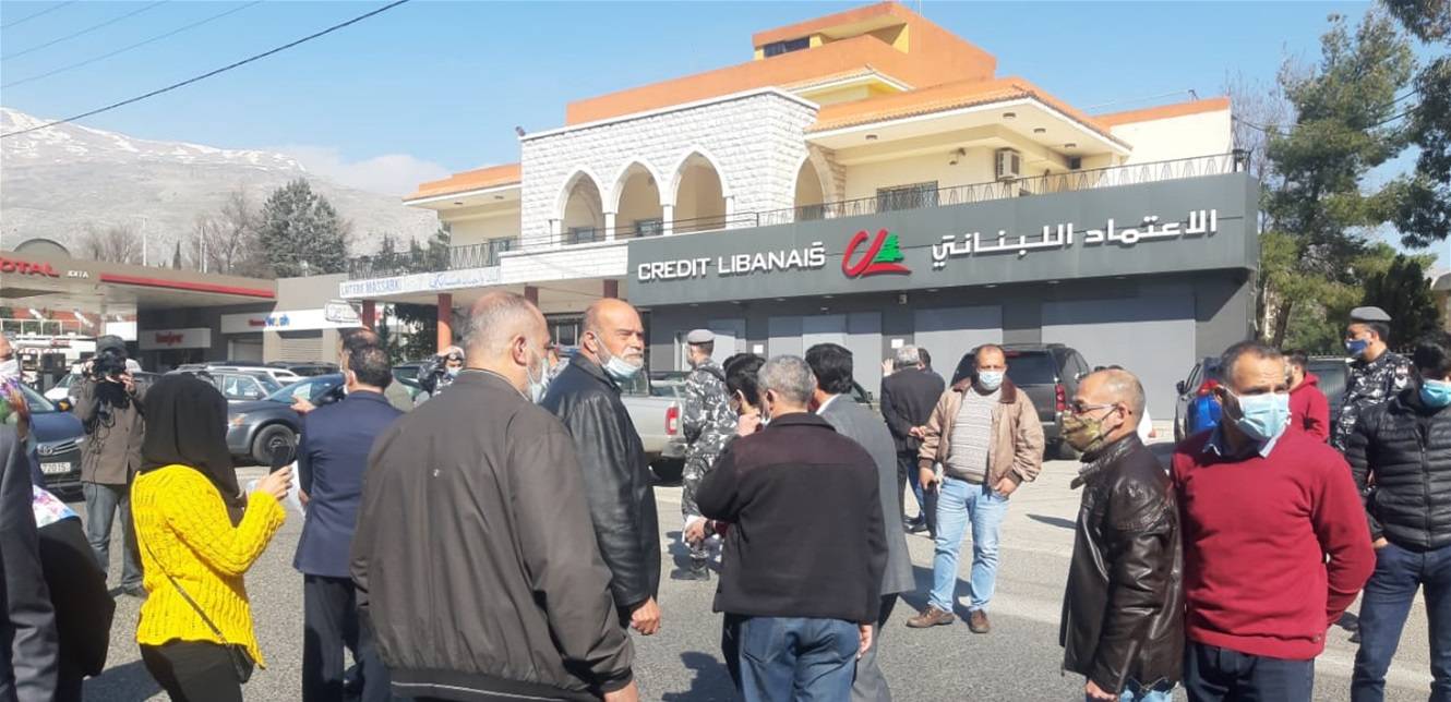اعتصام لاهالي الطلاب في الخارج في شتورا وقطع الطريق الدولي ربع ساعة