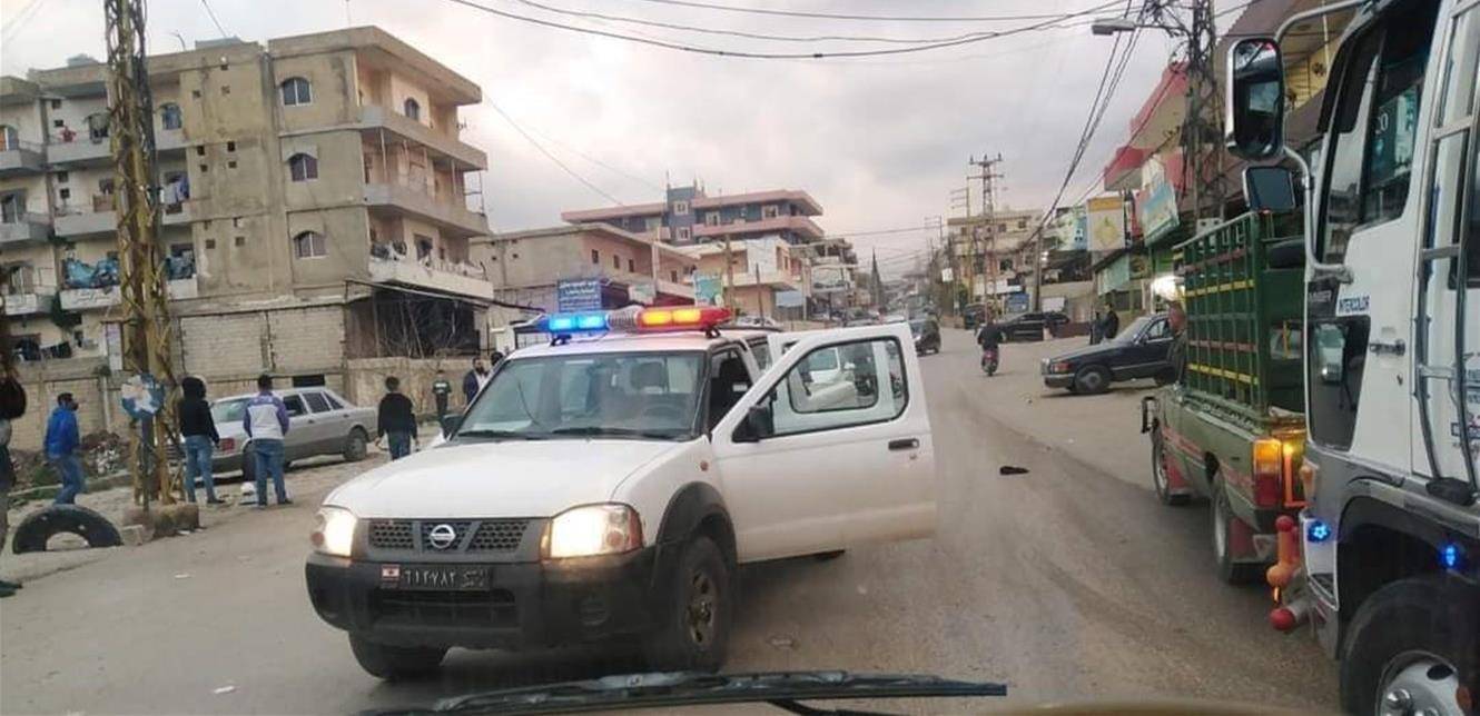 وسط زحمة السير.. سجينان يهربان من سيارة قوى الأمن!