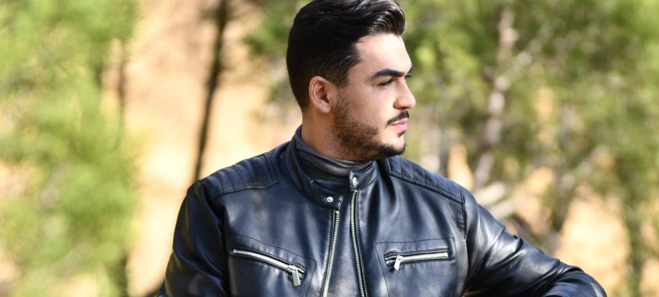 مهدي بكّوش يُطلق أغنيته المُصوّرة الجديدة "عم حبّو"