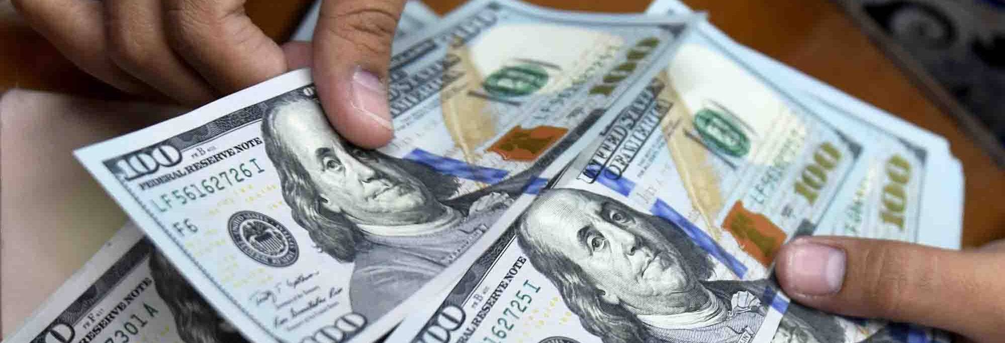 الدولار يلقى الدعم من بيانات أميركية قوية وبتكوين قرب 52,640 دولاراً