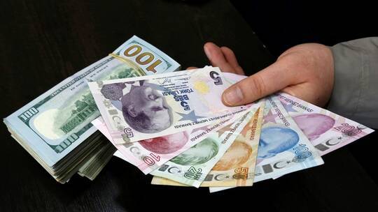 الليرة التركية تتخلى عن مكاسبها