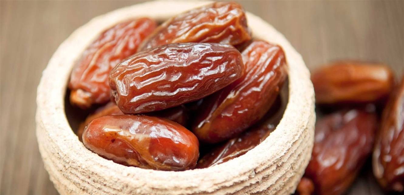 هذا ما يحدث لجسمك عند تناول التمر..