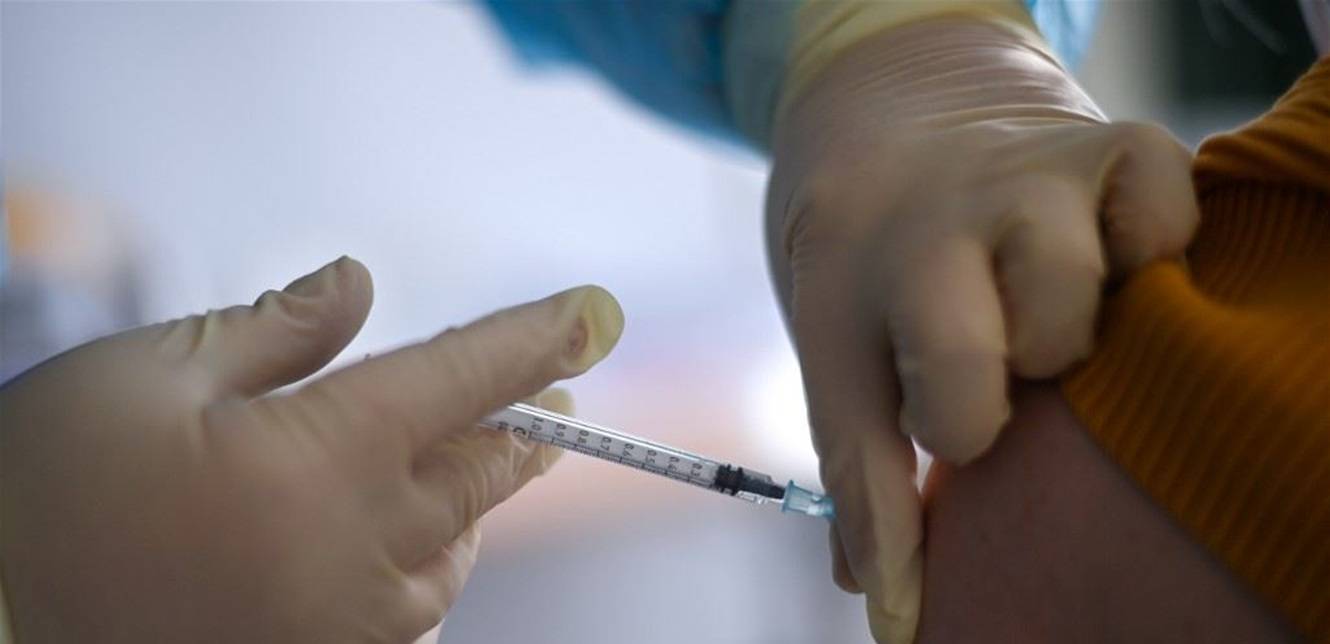 لهذا السبب.. لا تهلعوا من الآثار الجانبية بعد تلقي اللقاح