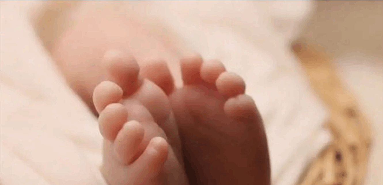 أم تتجرد من انسانيتها.. عرضت طفلتها للبيع على فيسبوك!