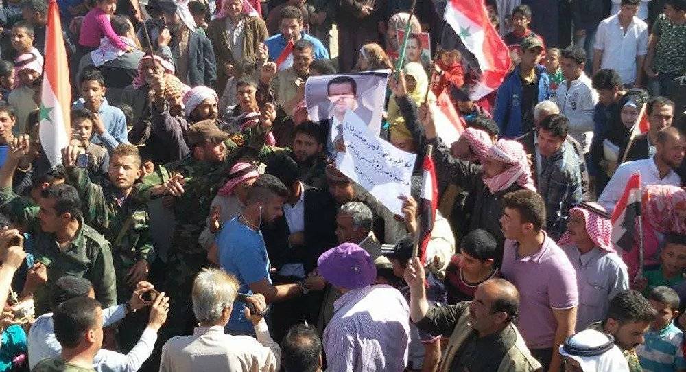 أهالي الرقة يتظاهرون رفضا لتواطؤ المسلحين الموالين للجيش الأمريكي بنشر الجريمة