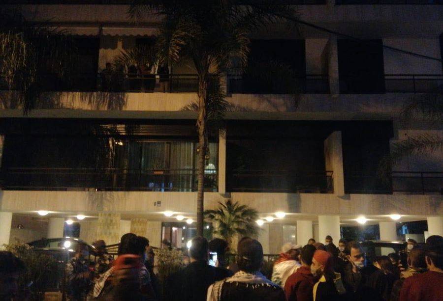اعتصام احتجاجي أمام منزل القاضي فادي عقيقي