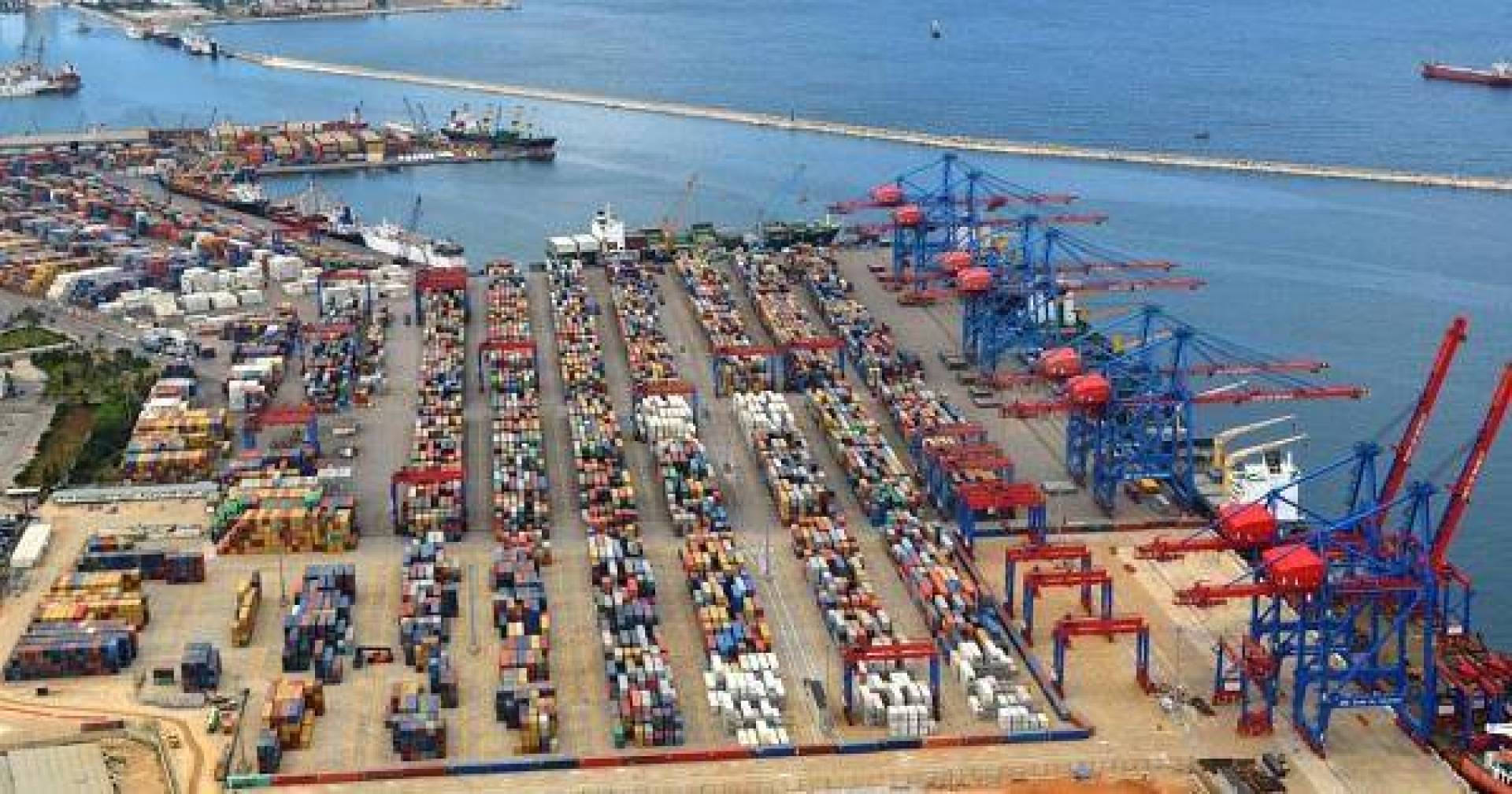 متعهدو الشحن والتفريغ في المرفأ أعلنوا الإضراب التحذيري الجمعة