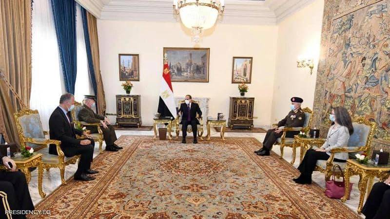 السيسي يبحث مع قائد القيادة المركزية للجيش الأميركي تعزيز العلاقات الثنائية الدفاعية