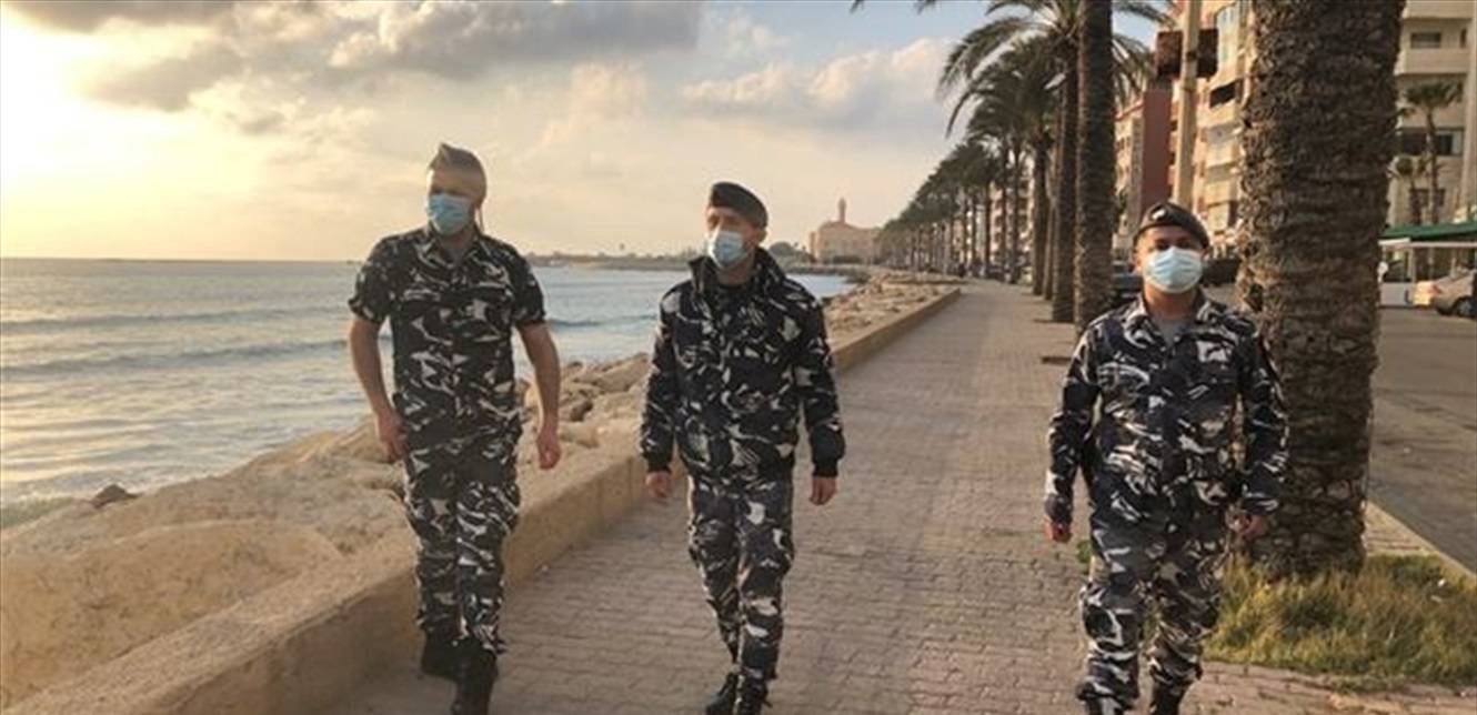 القوى الامنية تخلي الكورنيش البحري الجنوبي لصور