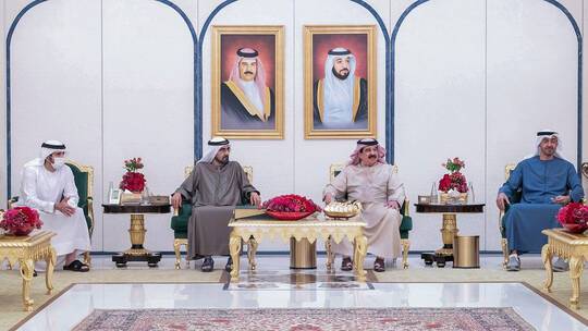 عاهل البحرين يلتقي محمد بن زايد ومحمد بن راشد في أبو ظبي