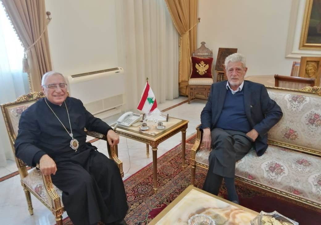 ماذا عرض العبسي مع زواره؟