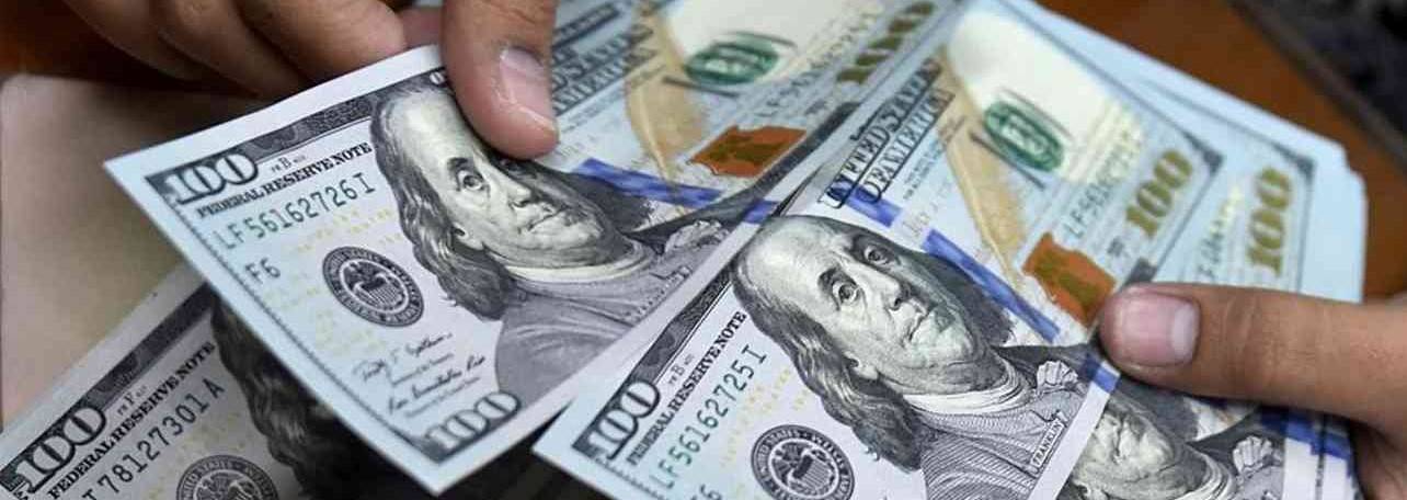 الدولار يرتفع بعد قفزة في العوائد الأميركية