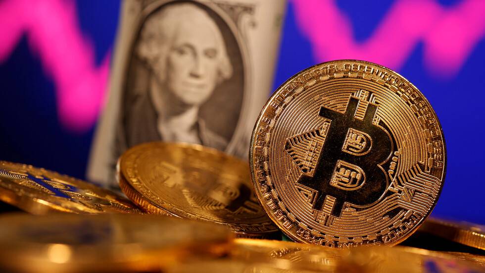 سعر عملة "بيتكوين" الرقمية ينخفض بنسبة 10% ويتراجع إلى 48 ألف دولار