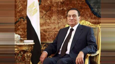 مصر.. محبو مبارك يحيون ذكرى رحيله على طريقتهم الخاصة ومواطن بالسعودية يقدم هبة له