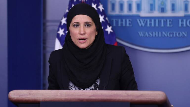 من هي المحجبة التي شاركت في الإيجاز الصحفي للبيت الأبيض؟