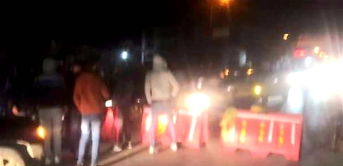 قطع طريق العبدة حلبا مطالبةً بالإفراج عن أحد الناشطين