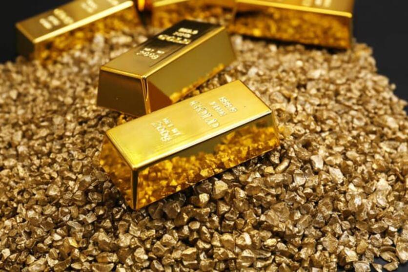 الذهب يهبط مع تعافي الدولار بينما يعكف المستثمرون على تقييم شهادة باول