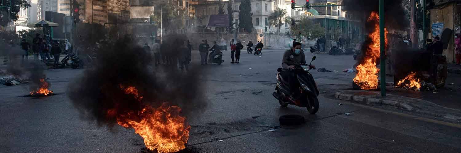 مصارفٌ لبنانية مُهدّدة بالخروج من المشهد المصرفي... وأخطاء استراتيجية استثمارية
وقف التعامل بالدولار وإجراءاتٌ لإستعادة الودائع ضرورة كبيرة لاستعادة الثقة
شائعاتٌ عن وقف التعامل بالشيكات المصرفية والمطلوب مُلاحقة مافيا مُطلقيها