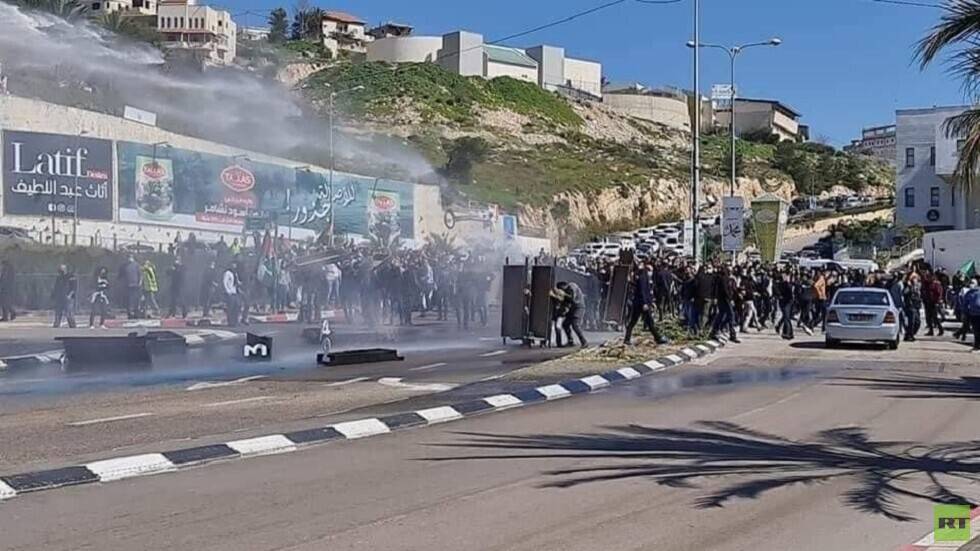 إصابة النائب العربي يوسف جبارين خلال تفريق الشرطة الإسرائيلية تظاهرة في أم الفحم