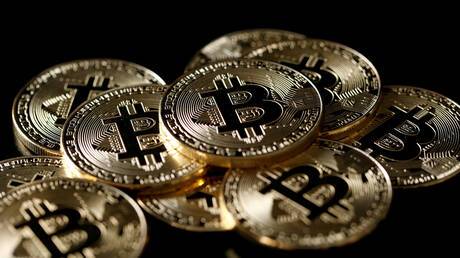 "بيتكوين" تواصل تراجعها بعد رقم قياسي لتصل إلى أدنى مستوى في 20 يوما