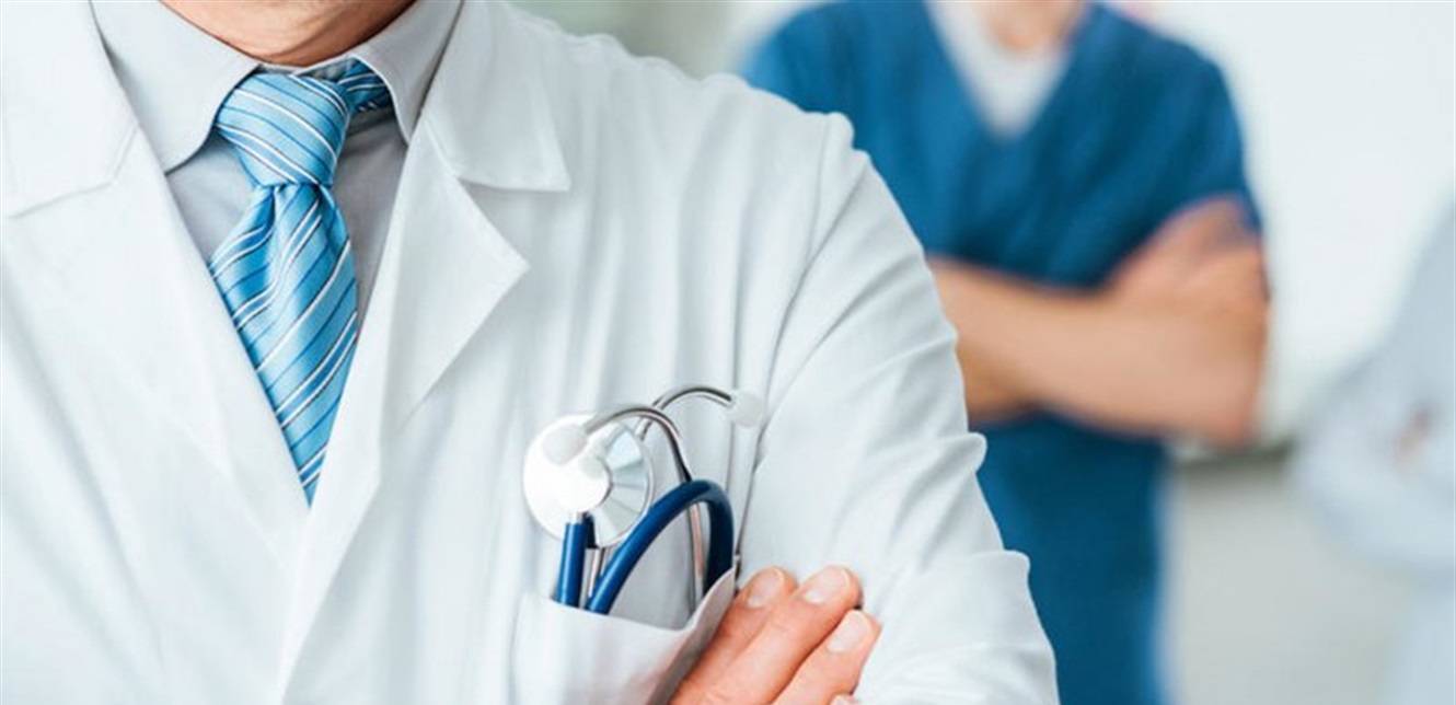 في بلد عربي: بصقت على طبيب.. والمحكمة تلزمها بدفع هذا المبلغ