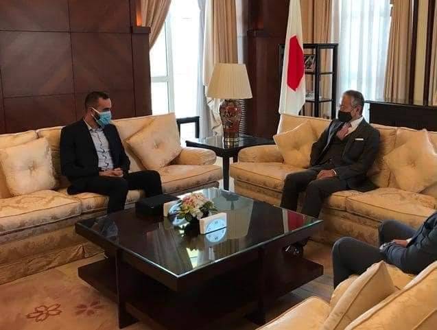 الاعلامي زاريه باريكيان يُسلّم سفير اليابان درعاً تقديراً للتبرعات التي قدمها بلده للبنان